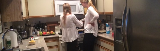 Dag 3289 – Flickorna lagar middag åt oss
